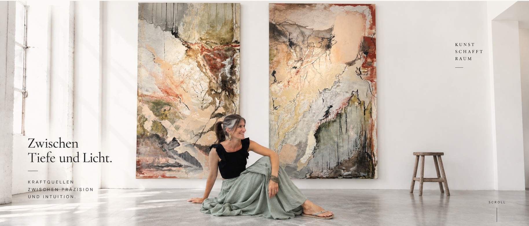 Julia Lippitsch vor dem Diptychon in einem hellen Galerieraum